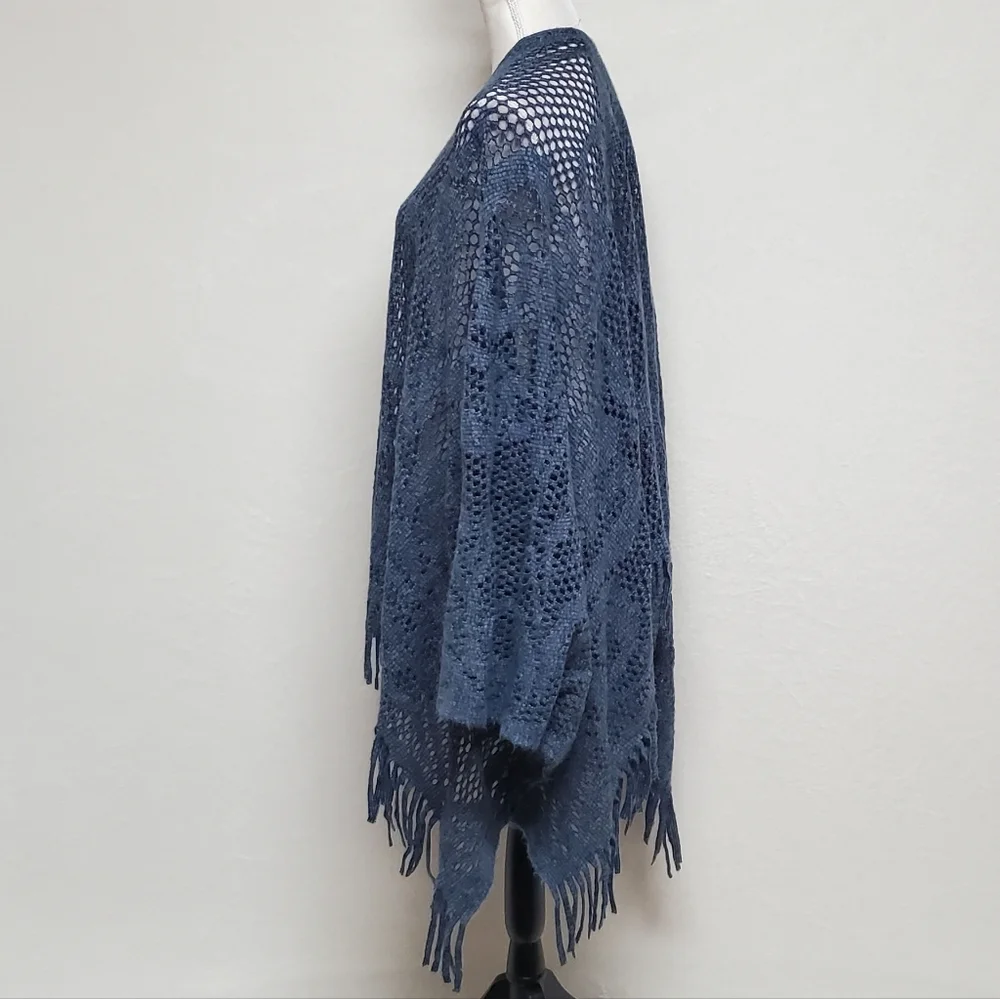 90s Vintage Dusty Blue Lightweight Soft Open Weave Curlicue Fringe Poncho OSFA - Picture 9 of 14